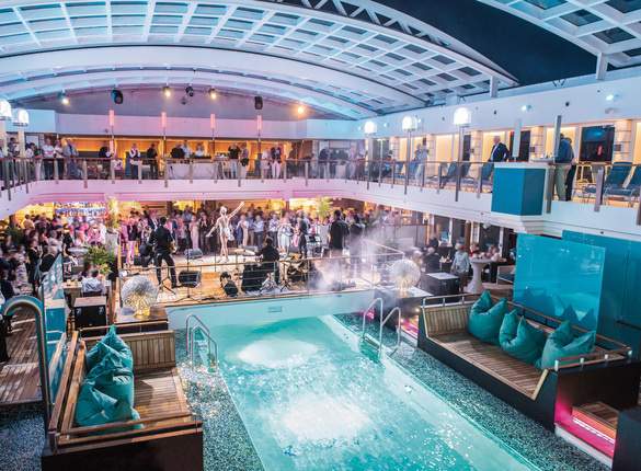 Hapag Lloyd EUROPA 2 Poolparty 01.jpg